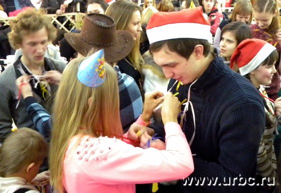 Именинники поздравили друг друга ленточками с пожеланиями Именинники поздравили друг друга ленточками с пожеланиями