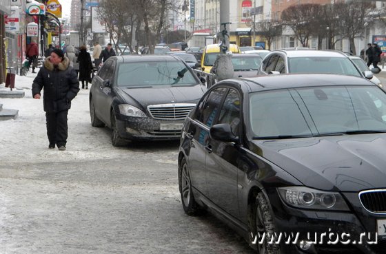 Нерадивые водители бросают машины прямо на тротуарах Нерадивые водители бросают машины прямо на тротуарах