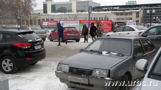 Люди вынуждены обходить машины, оставленные на пешеходных переходах Люди вынуждены обходить машины, оставленные на пешеходных переходах