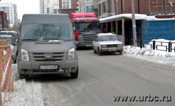 Неправильно припаркованные машины осложняют движение для других автомобилей Неправильно припаркованные машины осложняют движение для других автомобилей