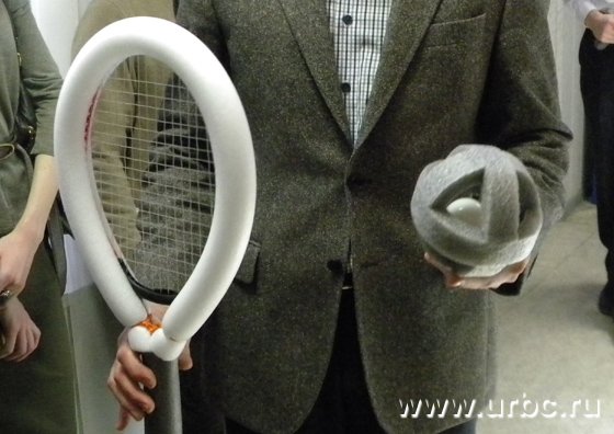 Приспособление для игры в офисный теннис, позволяющее ничего не разбить