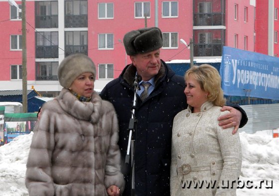 Алексей Воробьев с директорами школ № 16 и 19 района Академический  Любовью Безбородько и Светланой Умниковой