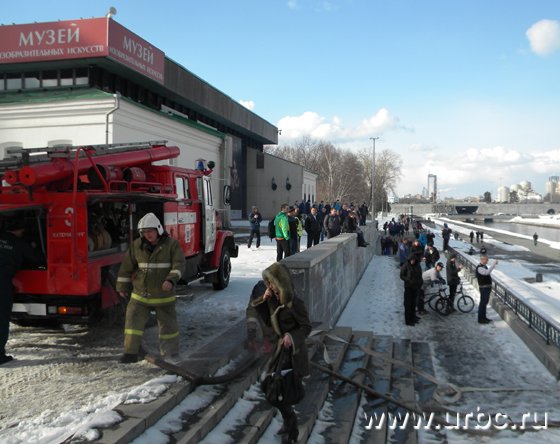 В центре Екатеринбурга горит летняя веранда кафе