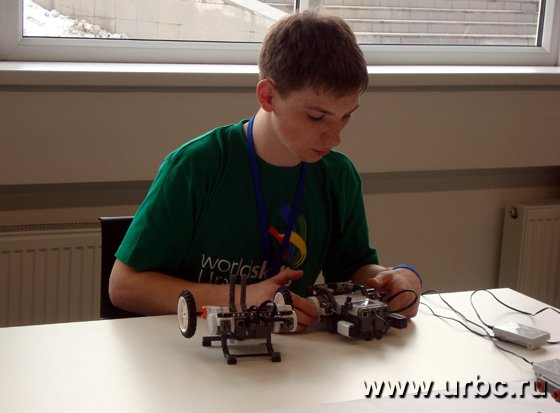 Студент первоуральского металлургического колледжа собирает робота Студент первоуральского металлургического колледжа собирает робота