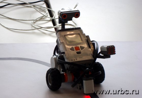 Программируемый робот LEGO готов к работе Программируемый робот LEGO готов к работе