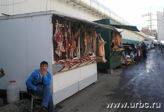 Мясом в проезде Теплоходный торгуют в условиях полной антисанитарии Мясом в проезде Теплоходный торгуют в условиях полной антисанитарии