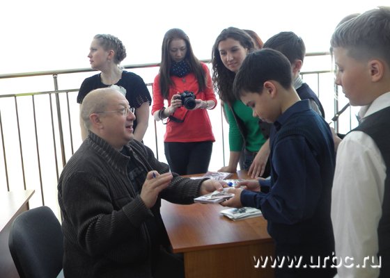 Лучший подарок: ГК «Ренова» приобрела для школы в Академическом 11 тысяч книг