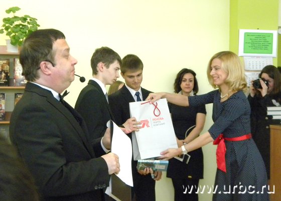 Лучший подарок: ГК «Ренова» приобрела для школы в Академическом 11 тысяч книг