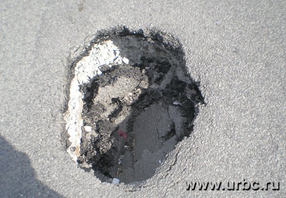 В Екатеринбурге на пересечении улиц 8 Марта — Радищева образовался провал глубиной 40 сантиметров