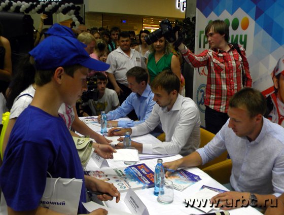 Первыми автографы спортсменов получили воспитанники детского дома