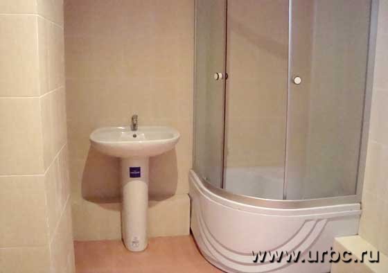 Санузел в апартаментах эконом-класса совмещенный, вместо ванны — душевая кабина. Номер в апарт-отеле «Фаэтон»