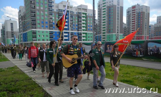 Участники отряда подходят к месту торжественного открытия