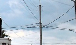 Снять паутину: власти Екатеринбурга начали убирать с улиц интернет-провода