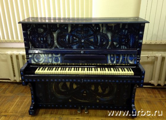 Пианино «Славянский путь» было продано за 25 тысяч рублей. Автор: Алена Азерная