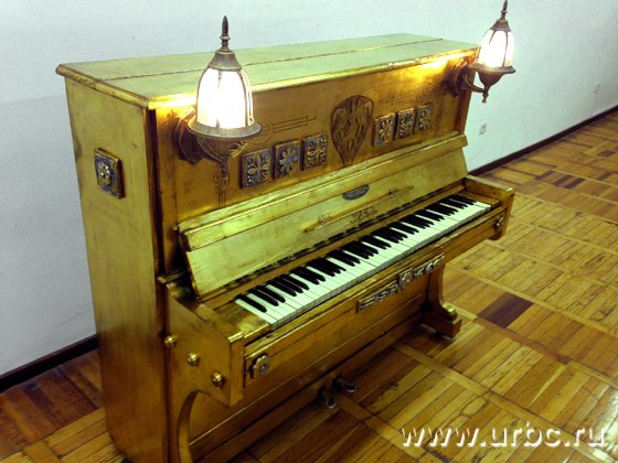 Самый дорогой лот аукциона — пианино, декорированное сусальным золотом, было продано за 100 тысяч рублей. Авторы: Андрей Баландин, Игорь Кузнецов и Ваган Маргарян