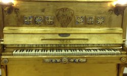 «Рояль в цветах»: в Екатеринбурге с аукциона были проданы арт-объекты