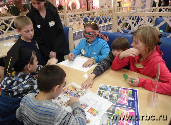 Ребята совместными усилиями выполняют задания по рисованию