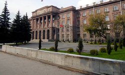 Ограждай и властвуй: военные самовольно возводят забор в центре Екатеринбурга