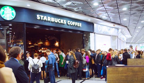 Открывали Starbucks, погнули сто айфонов Открывали Starbucks, погнули сто айфонов