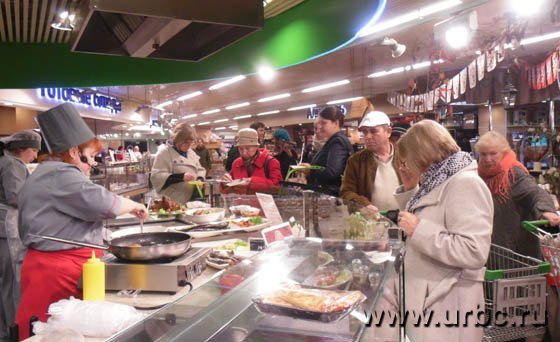 У стола шеф-повара собралось множество любителей чешской кухни У стола шеф-повара собралось множество любителей чешской кухни