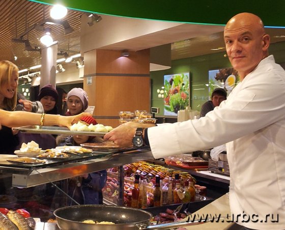 Каждому из посетителей достался кусочек вкусного и полезного десерта Каждому из посетителей достался кусочек вкусного и полезного десерта