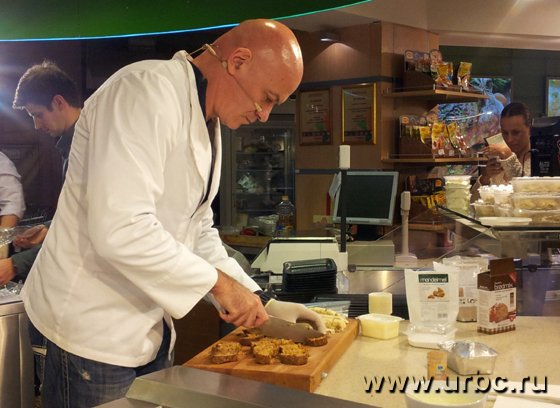 Подготовка бутербродов из низкоуглеводного хлеба и домашнего сыра Подготовка бутербродов из низкоуглеводного хлеба и домашнего сыра