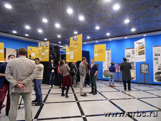 Экспозиция фестиваля привлекла много молодых архитекторов Экспозиция фестиваля привлекла много молодых архитекторов