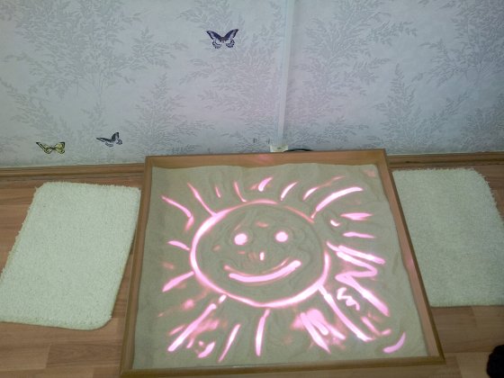 На песочном холсте дети могут рисовать красивые картины