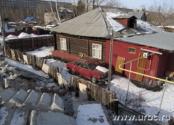 Здание занимало всю площадь участка, не оставив места для инженерной инфраструктуры