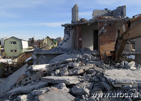 Демонтаж здания ведется методом обрушения