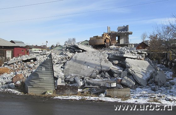 Застройщик продолжает нарушать закон: на площадке, где идет снос, отсутствует  даже ограждение