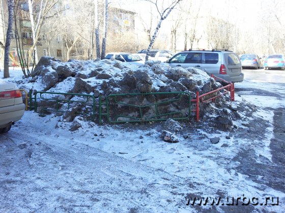 Горы обледенелого снега сейчас можно увидеть во многих дворах