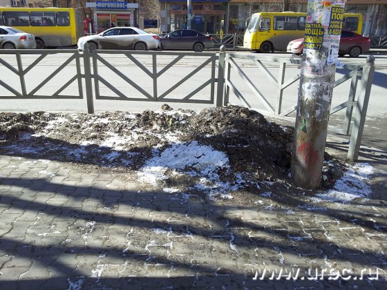 Даже главные улицы города остаются до сих пор неочищенными