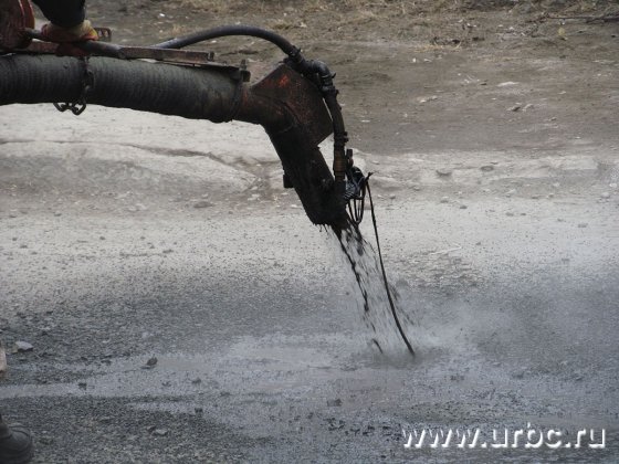 Заделка выбоин осуществляется послойно: подается мелкофракционный щебень, затем он пропитывается битумной эмульсией