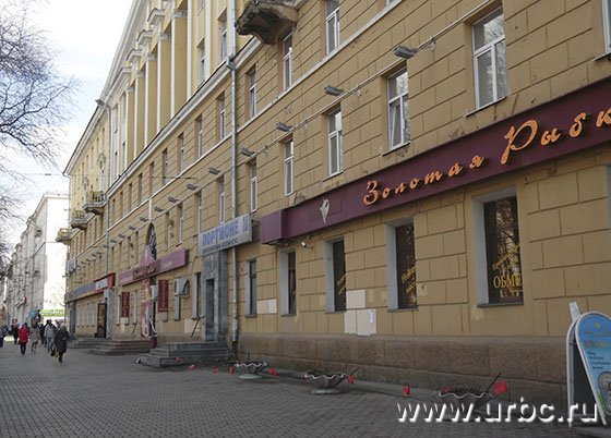 По мнению экспертов, различие в стиле оформления вывесок и «бегущие строки» портят внешний вид исторических зданий По мнению экспертов, различие в стиле оформления вывесок и «бегущие строки» портят внешний вид исторических зданий