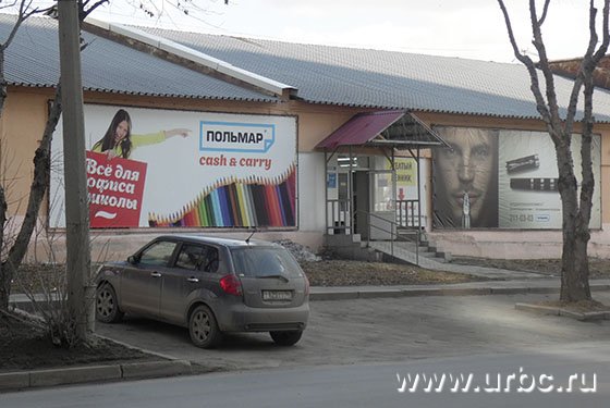 Большая часть магазинов города вопреки закону вывешивает рекламные баннеры Большая часть магазинов города вопреки закону вывешивает рекламные баннеры