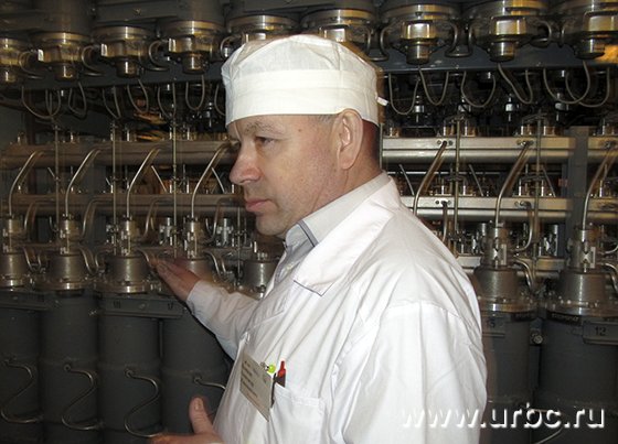 Технолог цеха № 53 Александр Пьянков показал журналистам, как действует система оповещения при нарушении в работе центрифуги