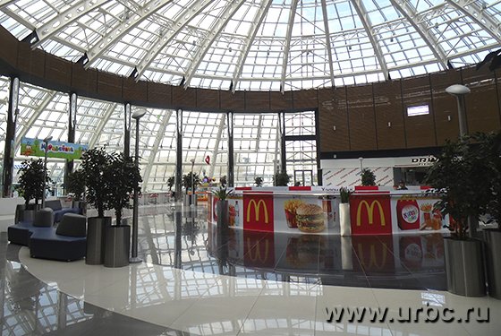 В разгар торгового дня в ТРЦ «Глобус» царит запустение В разгар торгового дня в ТРЦ «Глобус» царит запустение