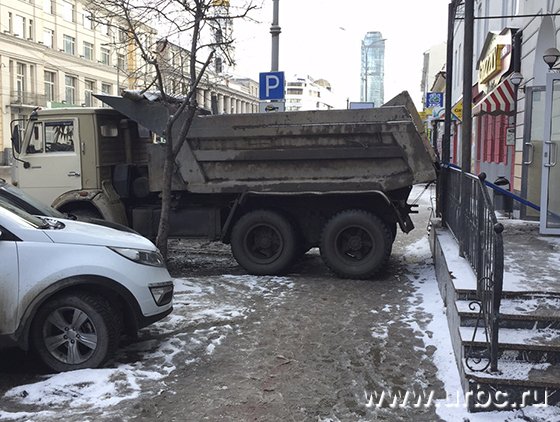 Перегородил весь тротуар