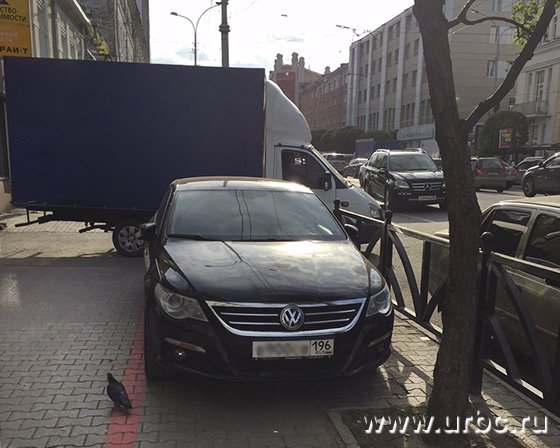 Припарковался на Красной линии Екатеринбурга