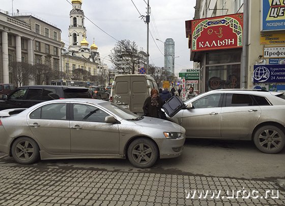 Машина брошена прямо на проезде