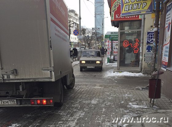 Пробка на тротуаре