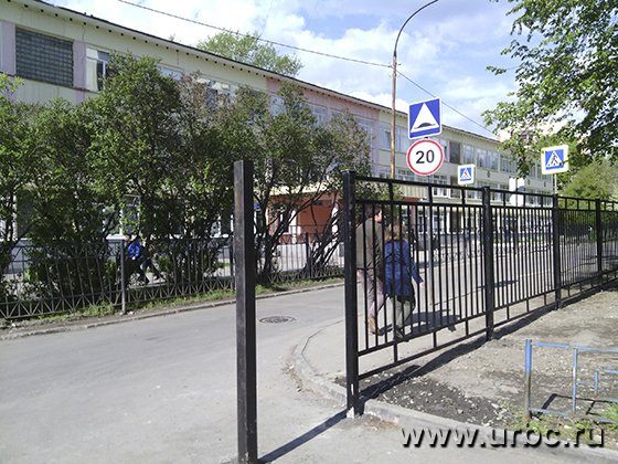 Жильцы половины дома оказались отрезаны от пешеходной дороги в школу и к остановке транспорта