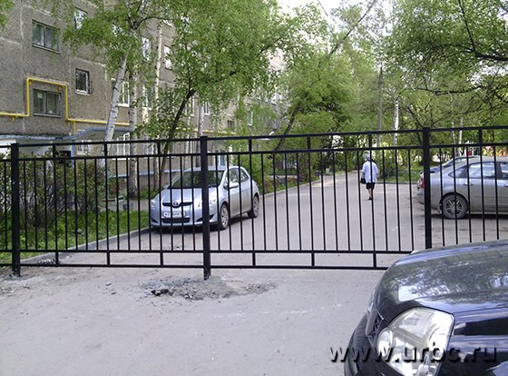 Пенсионеры вынуждены добираться до магазина в обход