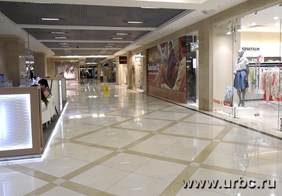 Несмотря на скидки и распродажи, поток клиентов продолжает падать