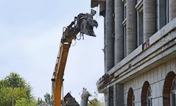 Незаконная гостиница пошла «под бульдозер». Фотография с сайта www.ekburg.ru