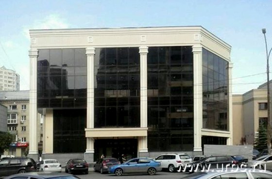 Бизнес-центр полностью закрывает от солнца 5-этажный жилой дом Бизнес-центр полностью закрывает от солнца 5-этажный жилой дом