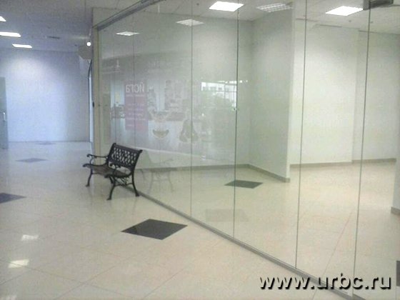 За стеклом пустуют коммерческие площади