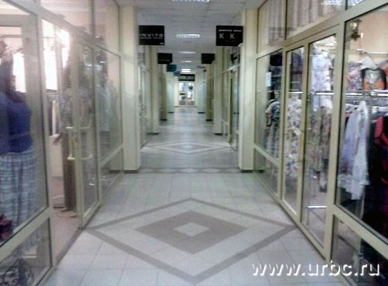 В первой половине дня в торговом центре практически нет посетителей В первой половине дня в торговом центре практически нет посетителей