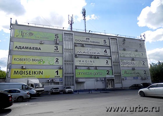 Из оформления ТЦ только логотипы магазинов